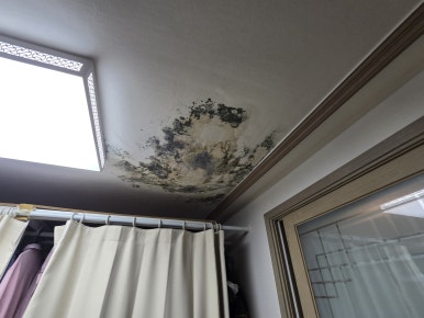 외벽과 창틀 주변 누수로 실내 벽체에 생긴 물자국
